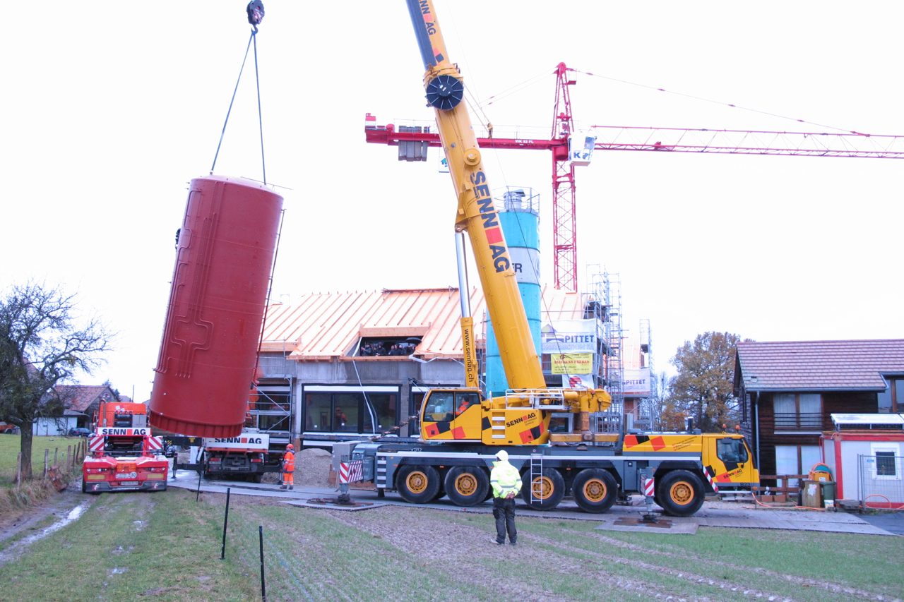 Levage de la cuve de stockage saisonnier d’EcoThierrens